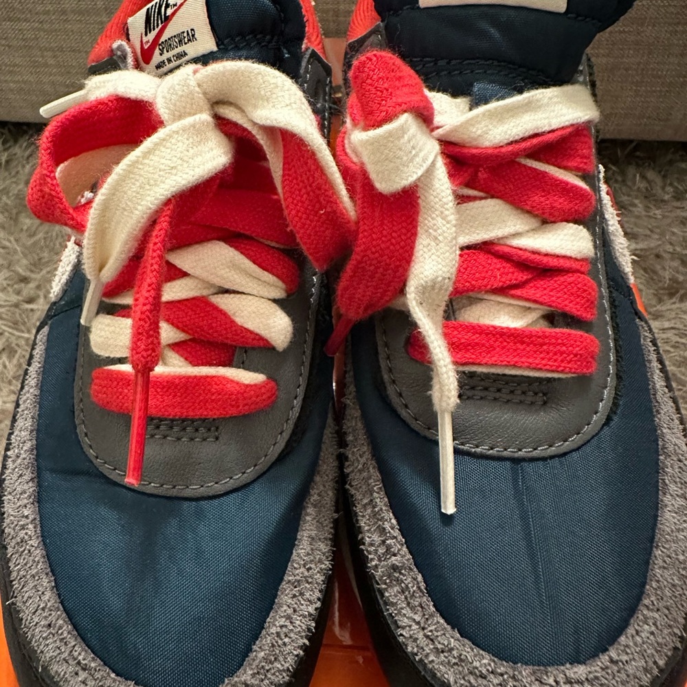 Nike LDWaffle - Midnight Spruce/University Red
MEN SZ 5. WOMENS 6.5